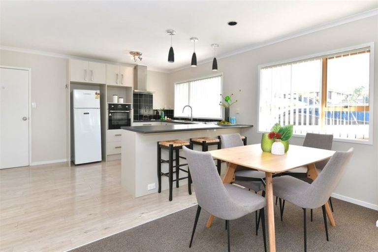 Photo of property in 2/24 Tamariki Avenue, Kelston, Auckland, 0602