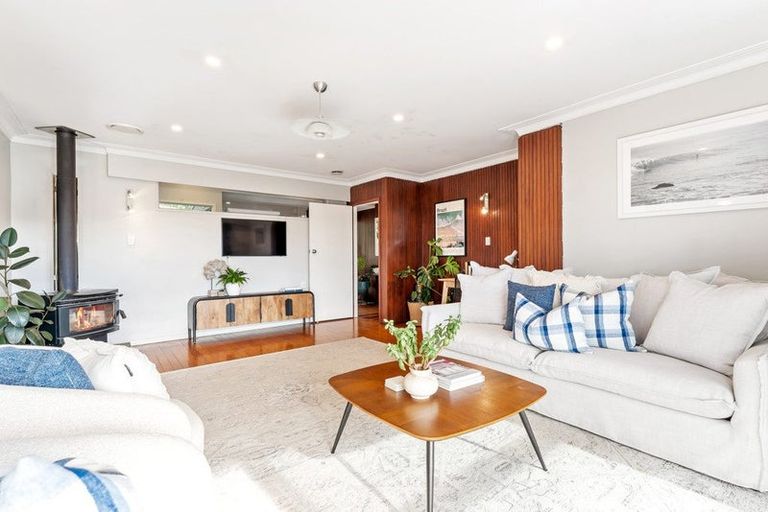 Photo of property in 12 Tawhana Crescent, Red Beach, 0932