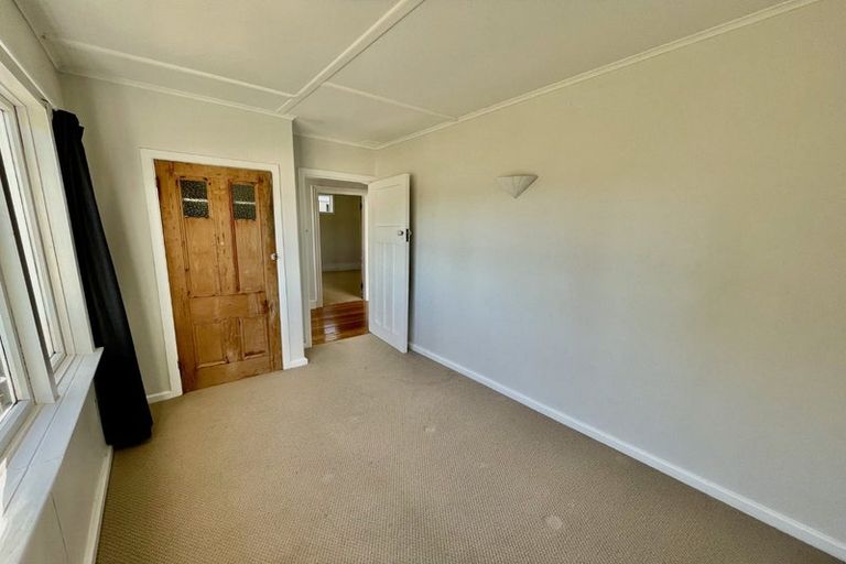 Photo of property in 16 Woburn Road, Northland, Wellington, 6012