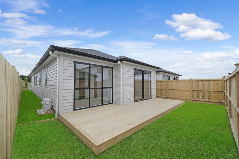 Photo of property in 32 Hari Road, Karaka, 2113