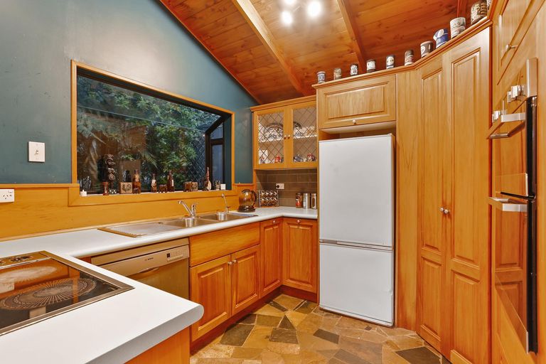 Photo of property in 39 Turanga Road, Henderson Valley, Auckland, 0612