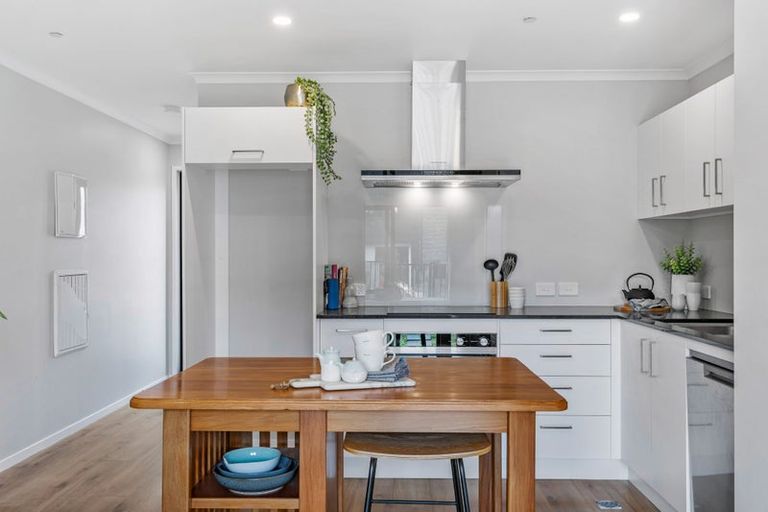 Photo of property in 6 Whakato Avenue, Kumeu, 0810