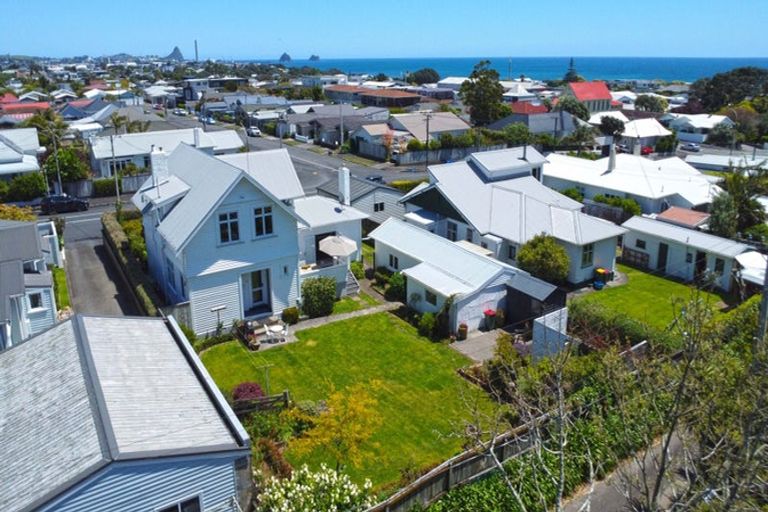 Photo of property in 13 Paynters Avenue, Strandon, New Plymouth, 4312