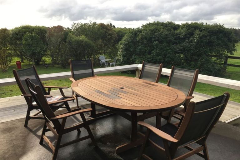 Photo of property in 679 Waitakere Road, Kumeu, 0891