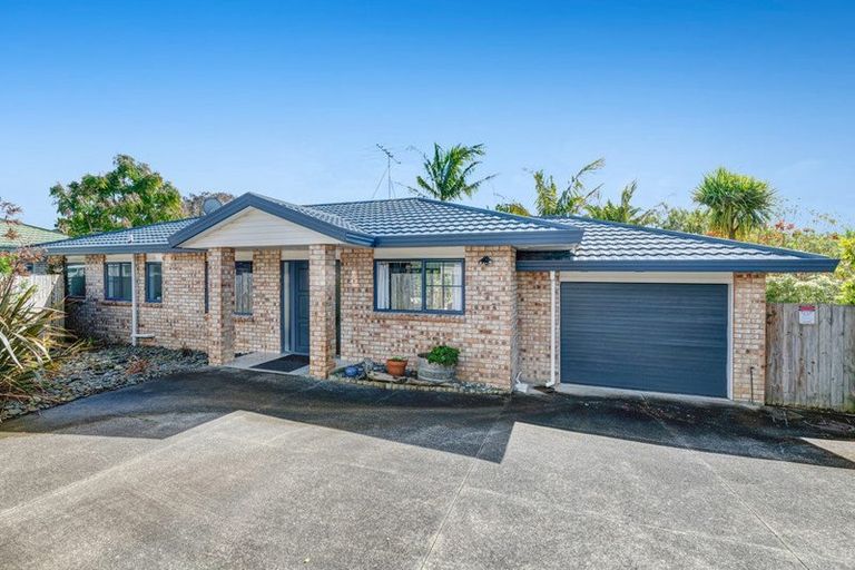Photo of property in 2/20 Greta Place, Stanmore Bay, Whangaparaoa, 0932