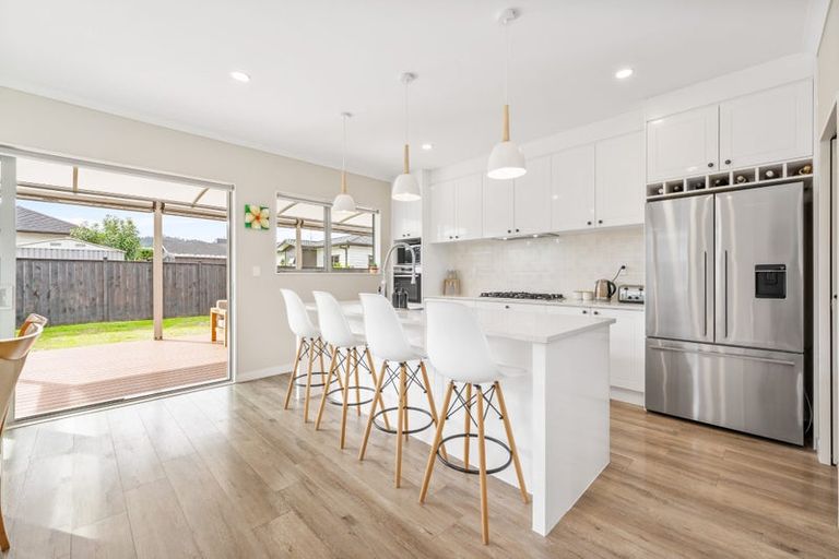 Photo of property in 4 Lewis Younie Road, Kumeu, 0810