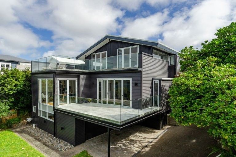 Photo of property in 116 Nevay Road, Karaka Bays, Wellington, 6022