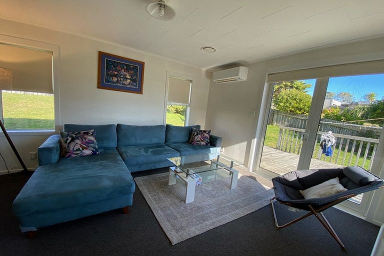 Photo of property in 32 Kenmore Street, Newlands, Wellington, 6037