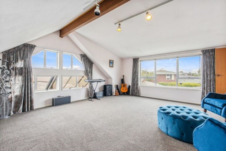 Photo of property in 21 Crofton Road, Harewood, Christchurch, 8051