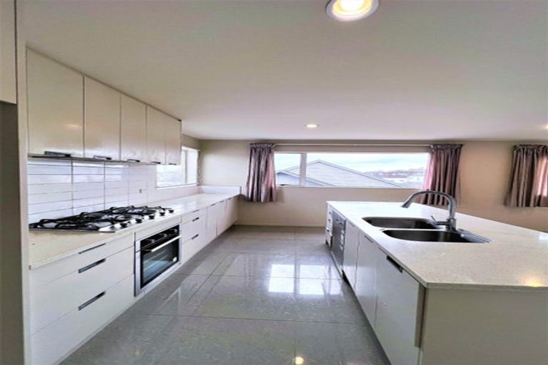 Photo of property in 18 Mulroy Place, Pinehill, Auckland, 0632