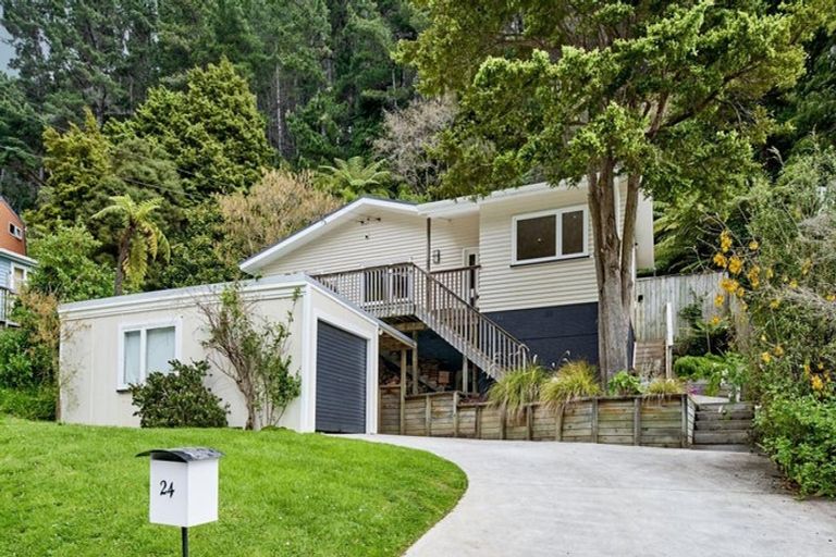 Photo of property in 24 Elmslie Road, Pinehaven, Upper Hutt, 5019