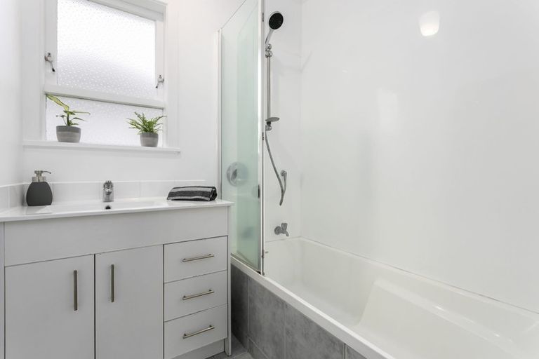 Photo of property in 5 Tauhara Street, Green Bay, Auckland, 0604