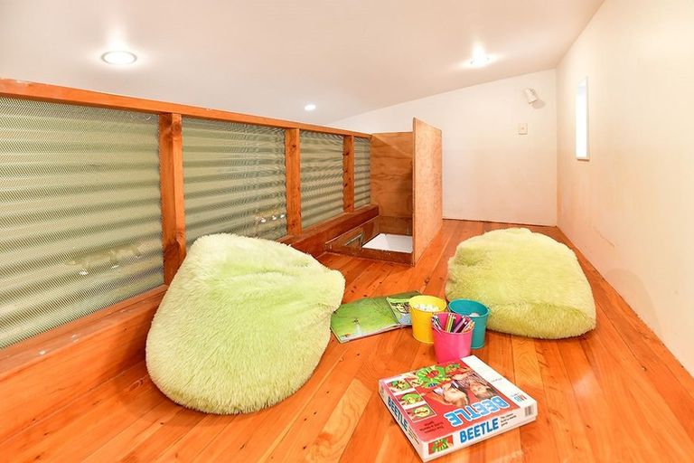 Photo of property in 4 Roberts Road, Matakatia, Whangaparaoa, 0930