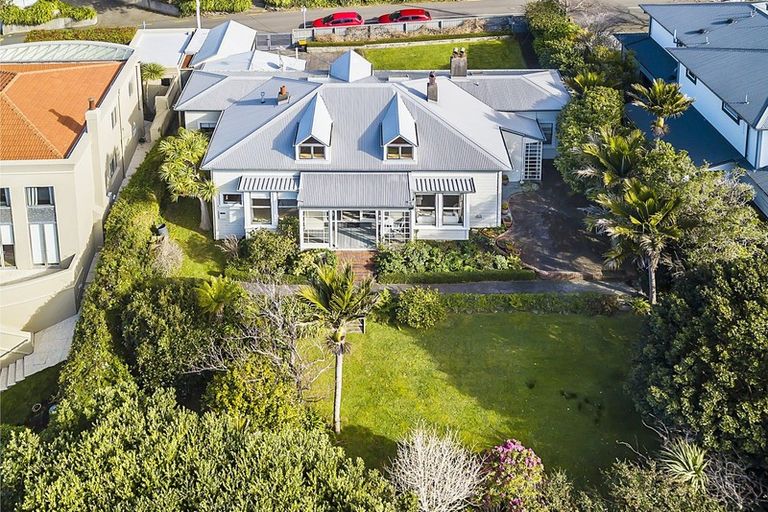 Photo of property in 10 Wesley Road, Kelburn, Wellington, 6012