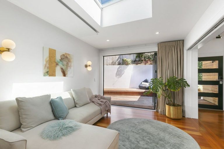 Photo of property in 10 Oriental Terrace, Mount Victoria, Wellington, 6011