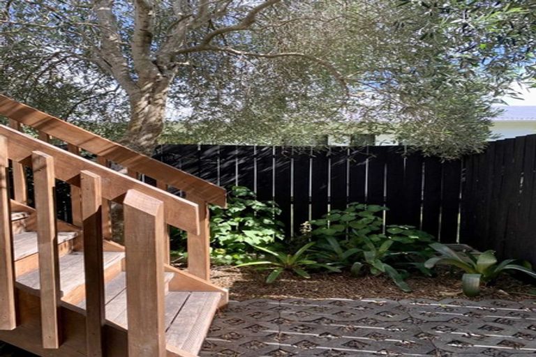 Photo of property in 10/6 Islington Avenue, New Lynn, Auckland, 0600