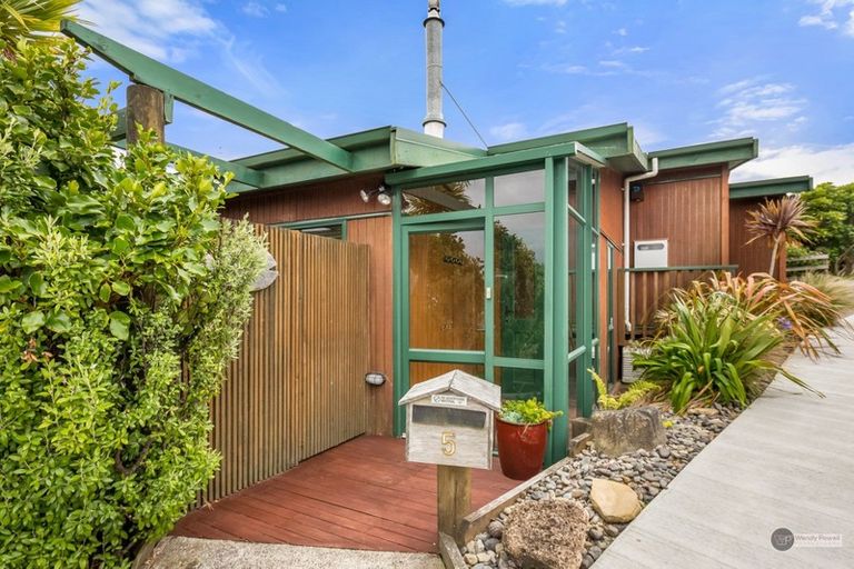 Photo of property in 5 Honeysuckle Grove, Maungaraki, Lower Hutt, 5010