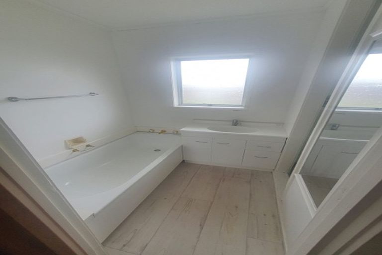 Photo of property in 1/8 Tobruk Crescent, Milford, Auckland, 0620