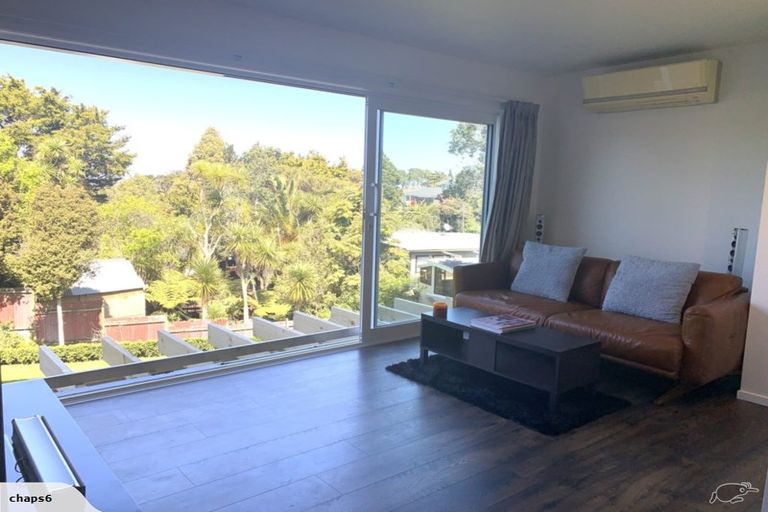 Photo of property in 111 Pupuke Road, Northcote, Auckland, 0627