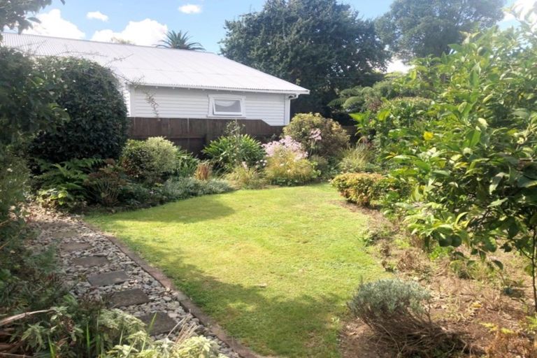 Photo of property in 81 Queenwood Road, Levin, 5510