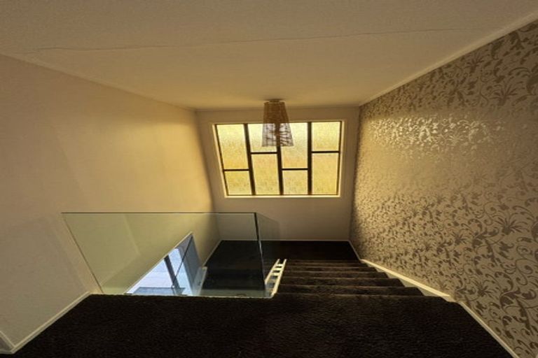 Photo of property in 11 Ian Place, Glendene, Auckland, 0602