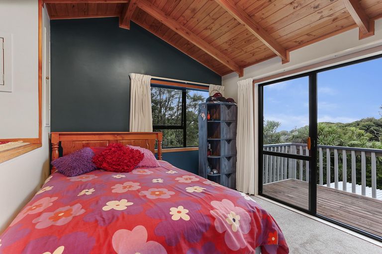 Photo of property in 39 Turanga Road, Henderson Valley, Auckland, 0612