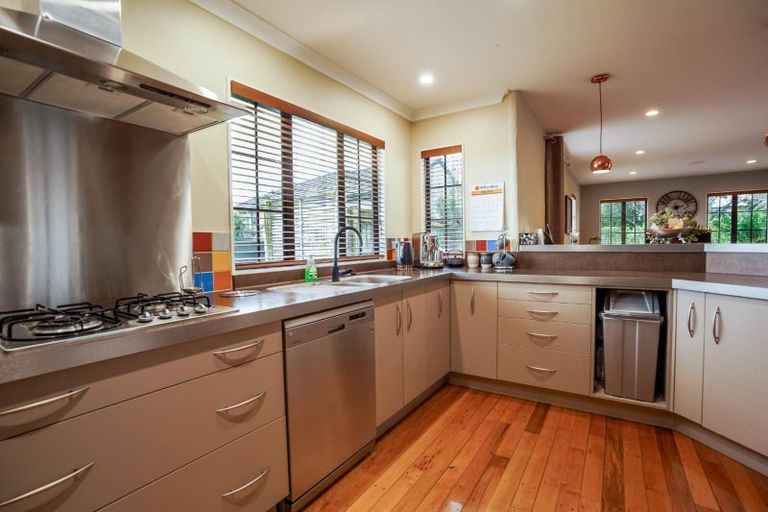 Photo of property in 16 La Lena Grove, Fitzherbert, Palmerston North, 4410