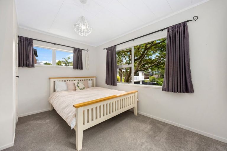 Photo of property in 1/22 Sandown Road, Rothesay Bay, Auckland, 0630