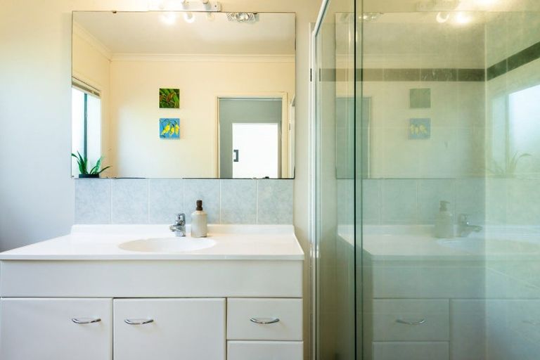 Photo of property in 15 Hercules Drive, Henderson, Auckland, 0612