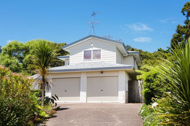 Photo of property in 8 Woodfern Crescent, Titirangi, Auckland, 0604