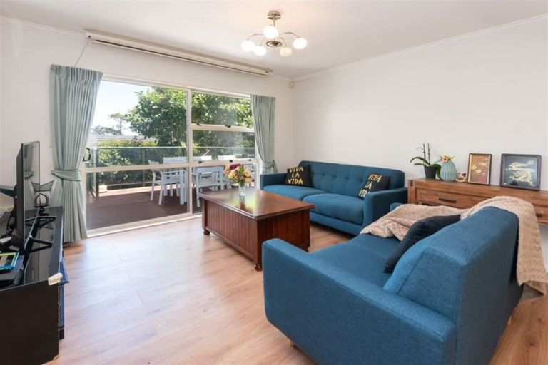 Photo of property in 2/130 Sandspit Road, Shelly Park, Auckland, 2014
