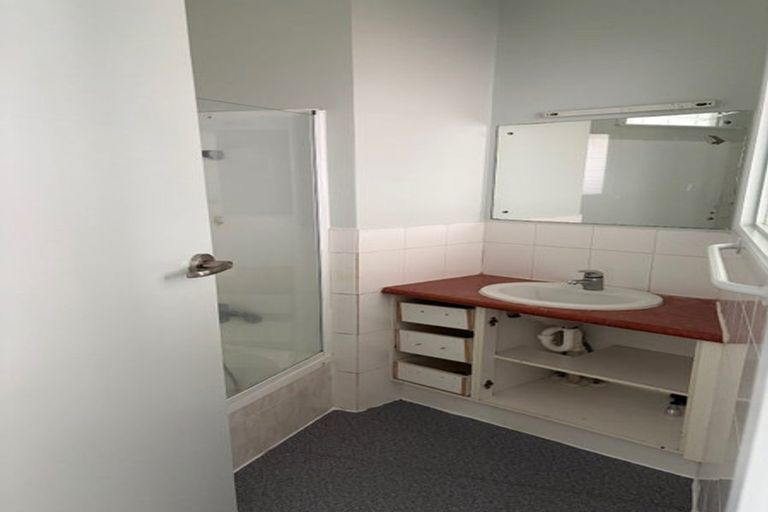 Photo of property in 96 Lake Road, Northcote, Auckland, 0627