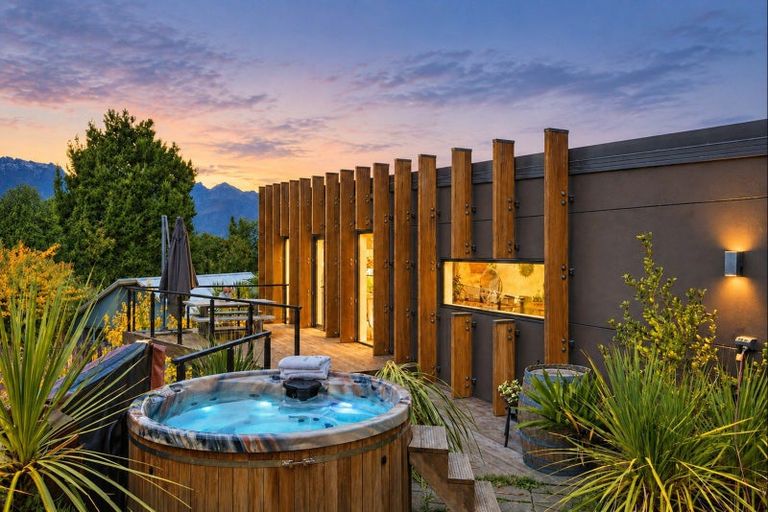 Photo of property in 5c Aspen Grove, Fernhill, Queenstown, 9300