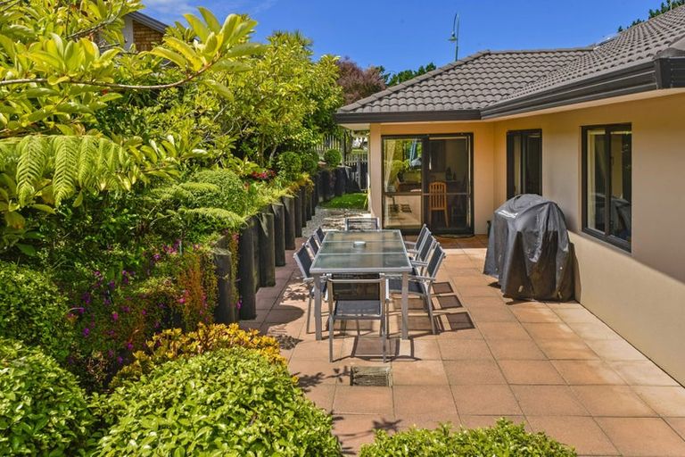 Photo of property in 6 Rising Parade, Fairview Heights, Auckland, 0632