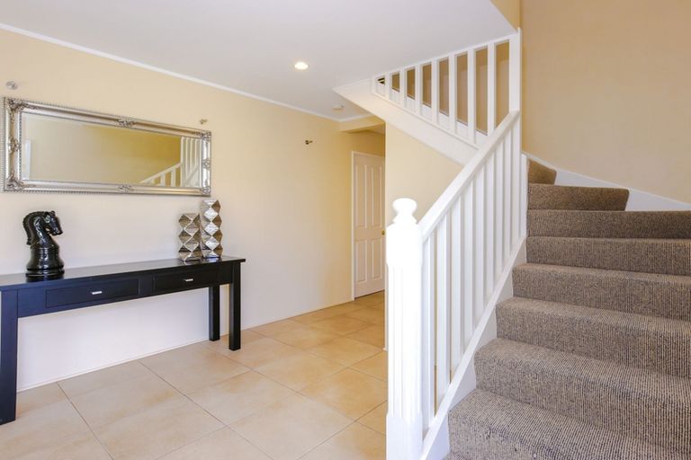 Photo of property in 8 Woodfern Crescent, Titirangi, Auckland, 0604