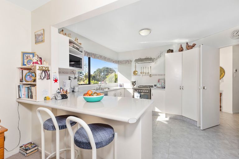 Photo of property in 9 Crampton Court, Orewa, 0931