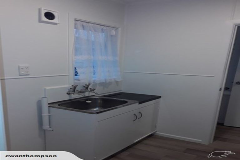 Photo of property in 2 Hereford Street, Te Atatu Peninsula, Auckland, 0610