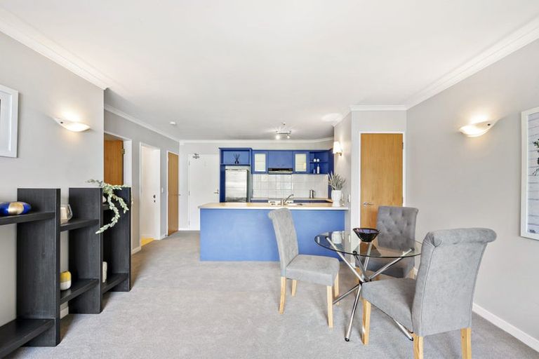 Photo of property in Endeavour Apartments, 21/125 Thorndon Quay, Pipitea, Wellington, 6011