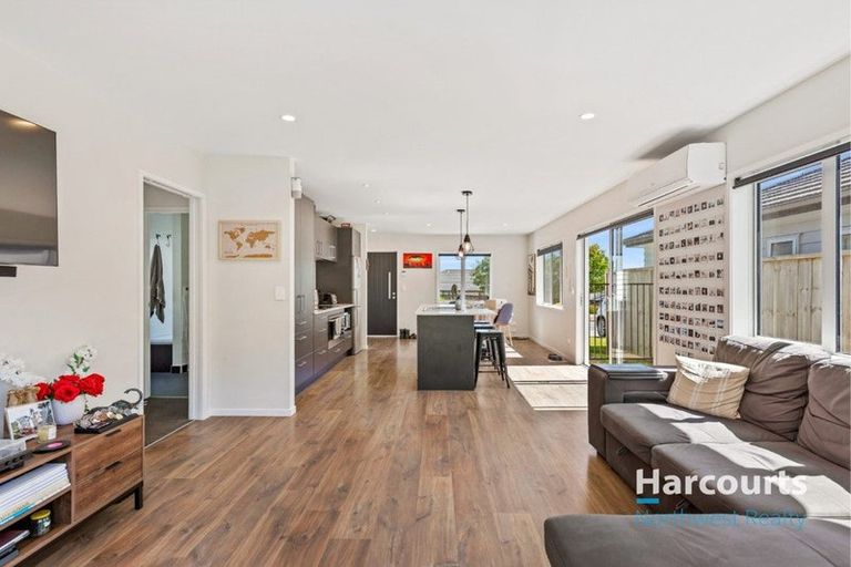 Photo of property in 48 Accolage Boulevard, Kumeu, 0810