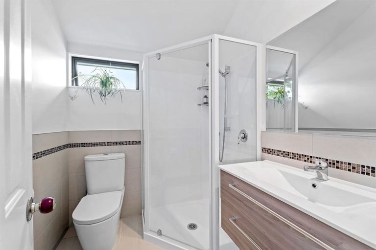 Photo of property in 1/6 Heathcote Road, Castor Bay, Auckland, 0620