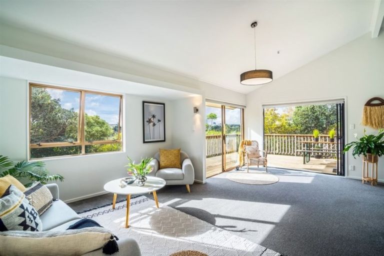 Photo of property in 42 Deuxberry Avenue, Northcote, Auckland, 0627