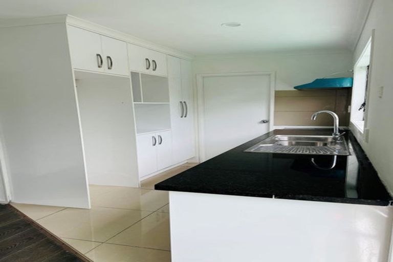 Photo of property in 5 Penruddocke Road, Half Moon Bay, Auckland, 2012