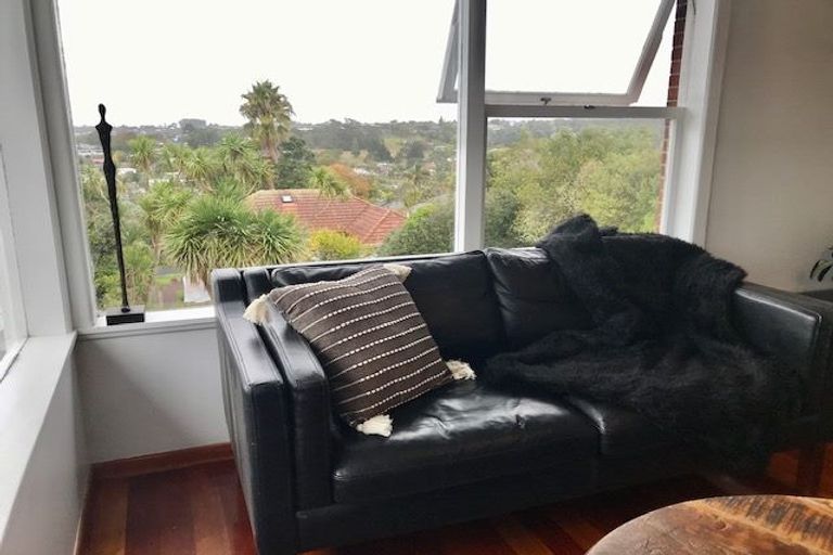 Photo of property in 3/18 Knights Road, Rothesay Bay, Auckland, 0630