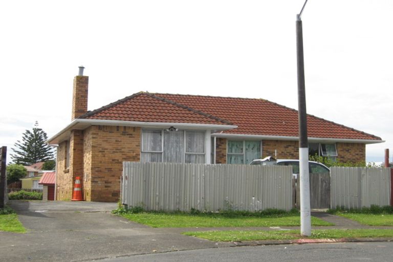 Photo of property in 17 Humphreys Place, Mangere, Auckland, 2022