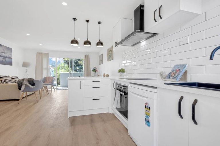 Photo of property in 1/11 Alston Avenue, Kelston, Auckland, 0602