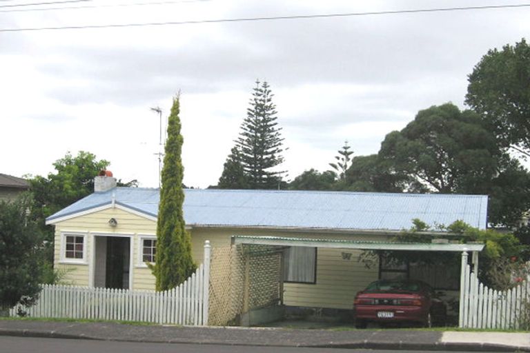 Photo of property in 21 Kaipatiki Road, Glenfield, Auckland, 0629