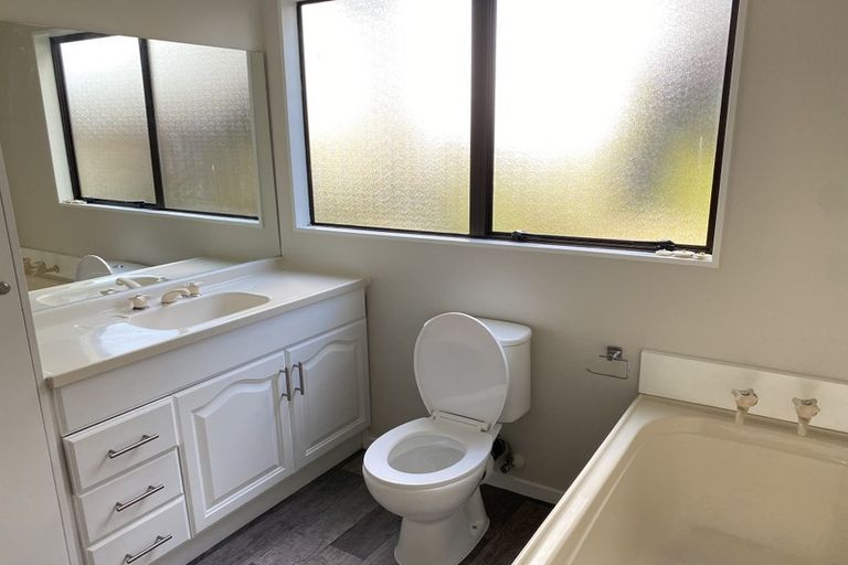 Photo of property in 2/3 Kaurilands Road, Titirangi, Auckland, 0604