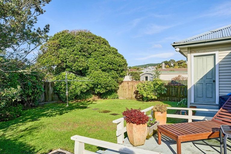 Photo of property in 4 Cambridge Street, Tawa, Wellington, 5028
