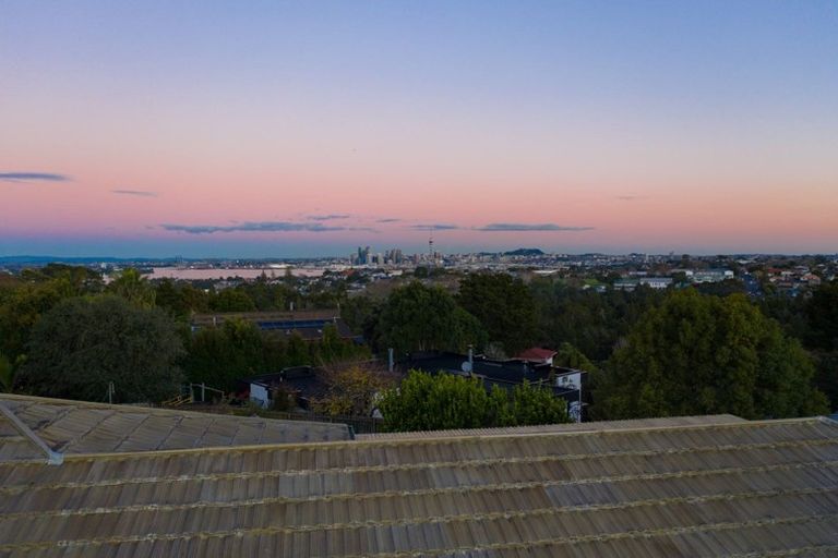 Photo of property in 83 Pupuke Road, Northcote, Auckland, 0627