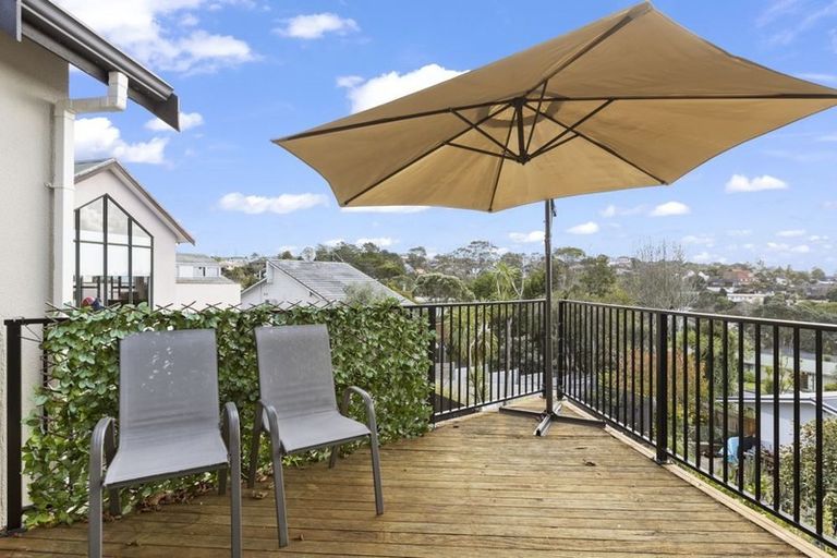 Photo of property in 2/4 Idyll Place, Northcross, Auckland, 0632